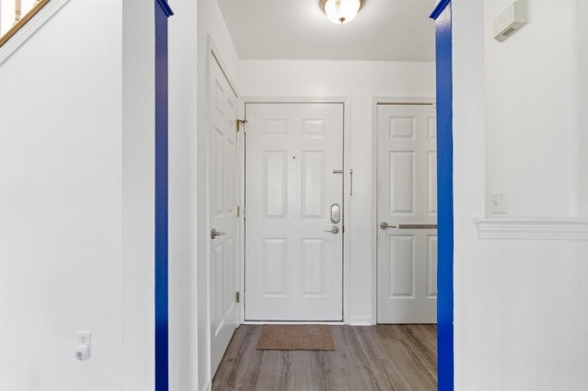 Building Photo - 3084 Village Cir