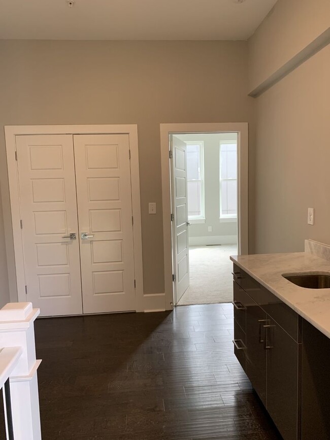 Building Photo - BEAUTIFUL TOWNHOMES IN MIDTOWN