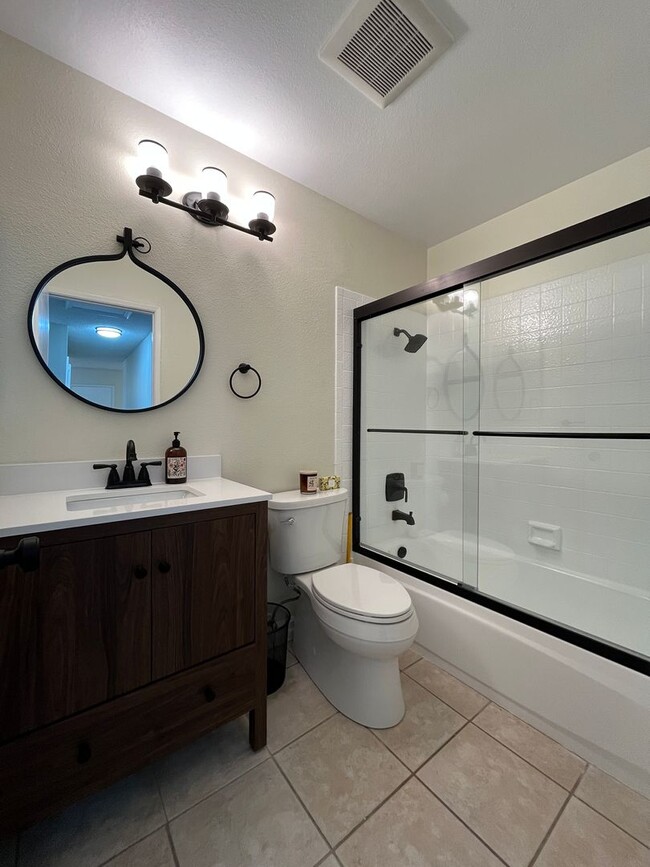 Building Photo - MOVE-IN READY 3+2 w/all appliances, commun...