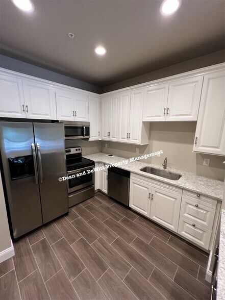 Building Photo - 2 Bed/2 Bath