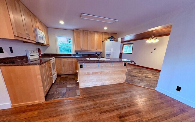 Building Photo - Spacious three bedroom rambler in Shoreline!