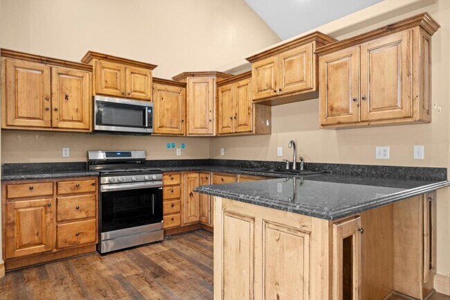 Building Photo - 2612 Eastview Dr