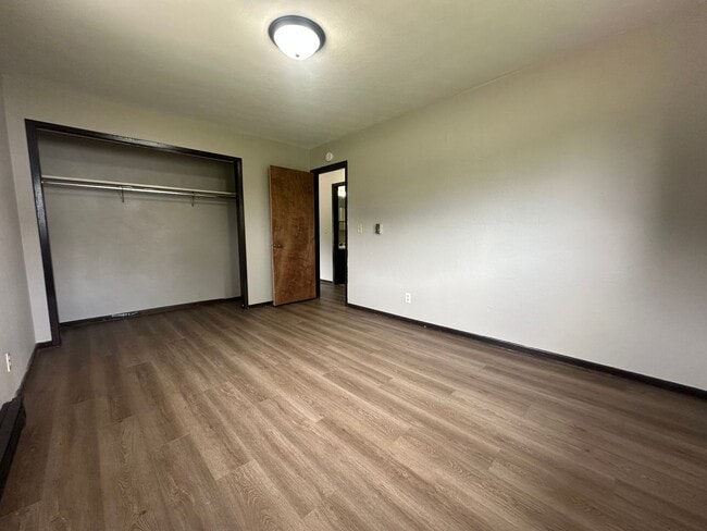 Building Photo - 520 River Forest Rd