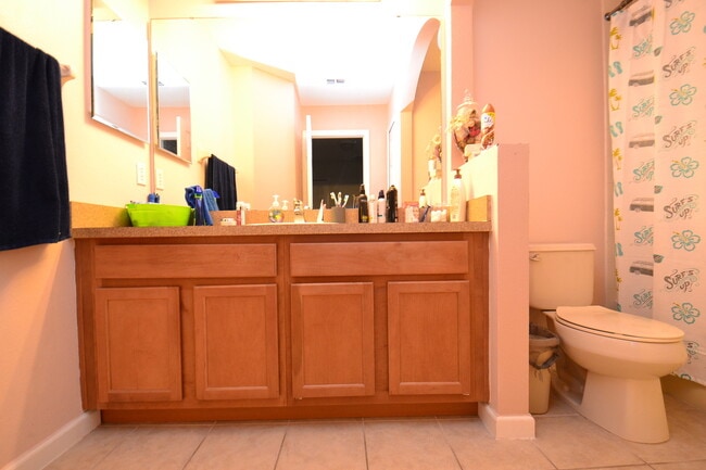 Building Photo - Large, End Unit 5B/3.5B Townhome - Gated Community, Heritage Commons