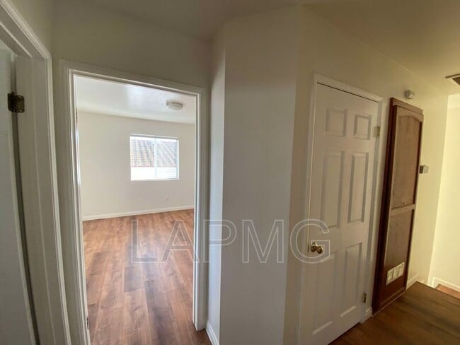 Building Photo - 762 W 21st St