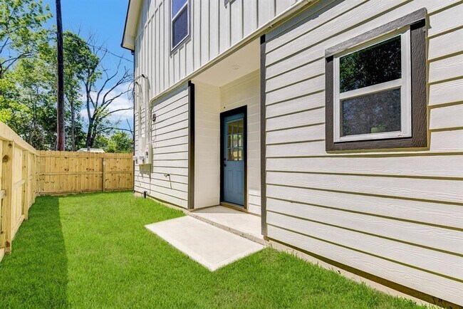 Building Photo - 8404 Tate St