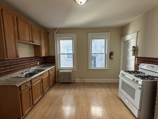 Building Photo - 66 Louis St