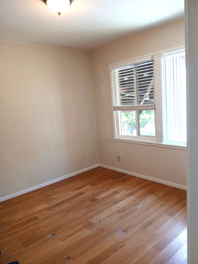 Building Photo - Charming 3-bedroom Home on Upper Westside -Large Yard and Covered Patio