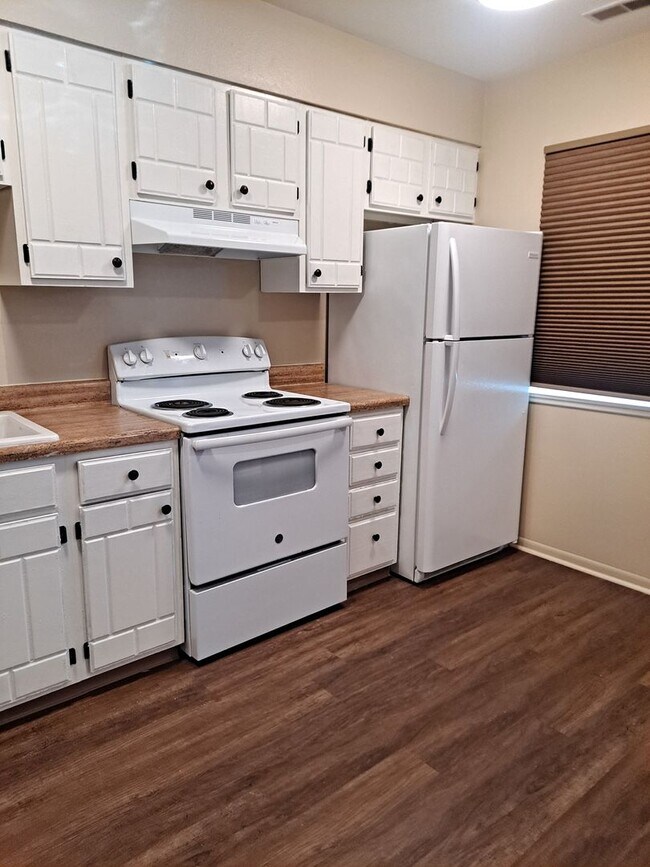 Building Photo - 936-10 Molello   #25-27 Villa Drive