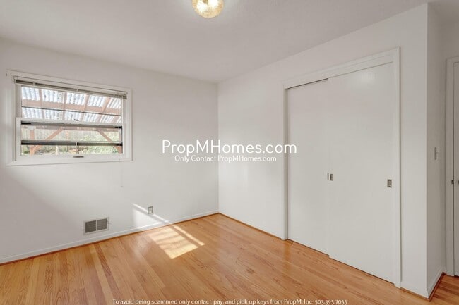 Building Photo - Quintessential Two Bedroom home in SW - Beautiful Backyard!