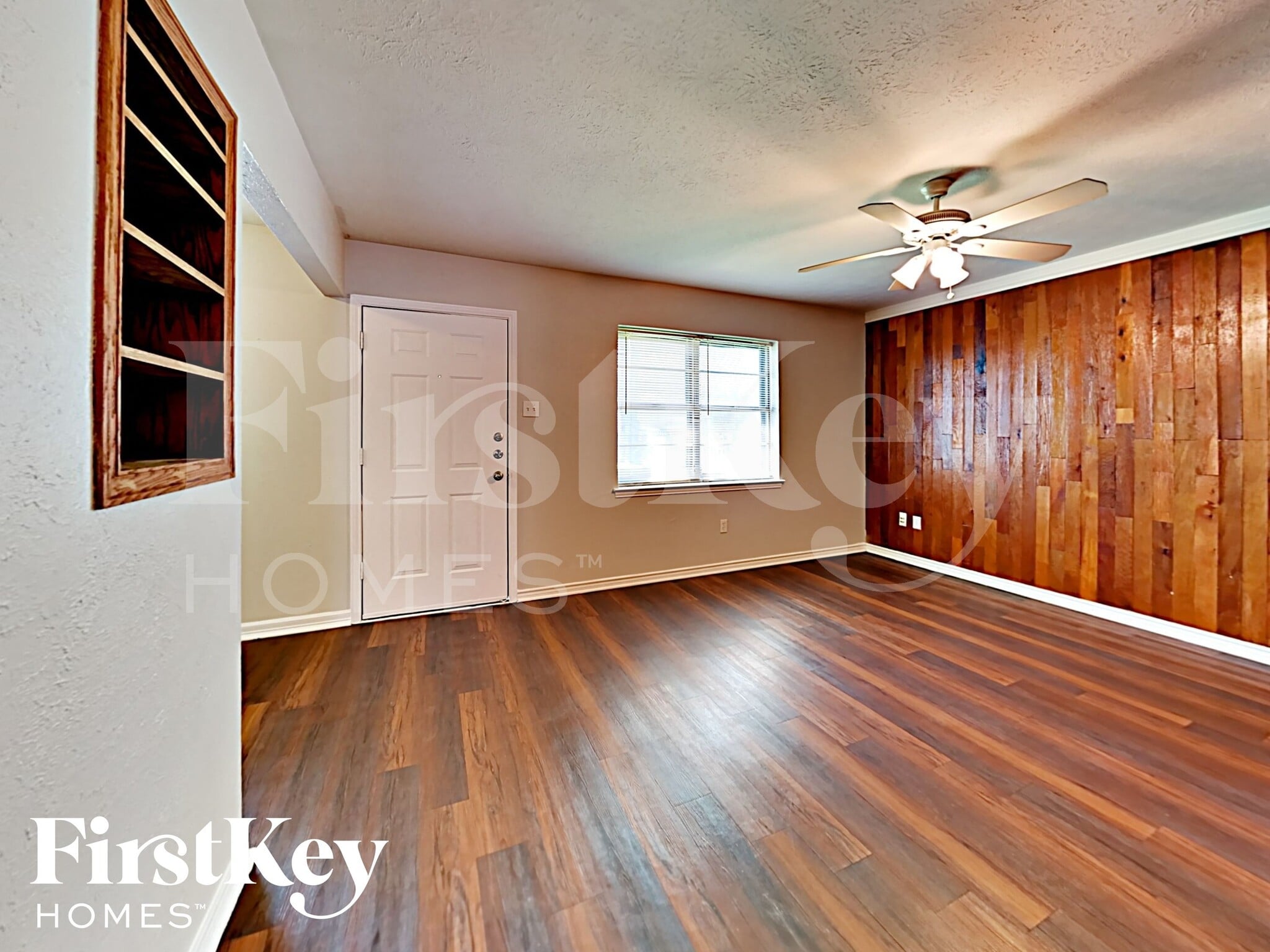 Building Photo - 213 E 5th St