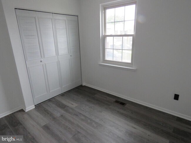 Building Photo - 6261 Patrick Henry Ct