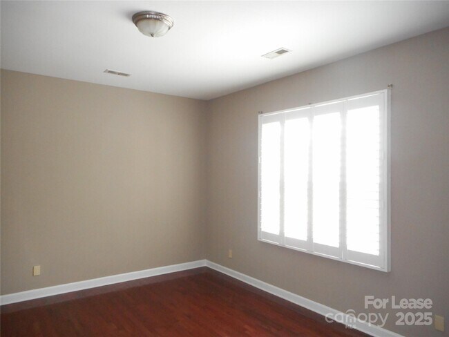Building Photo - 11017 Valley Spring Dr