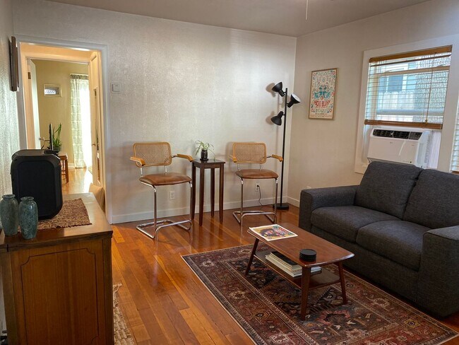 Building Photo - Available May 1st!  Bright Charmer in downtown Chico