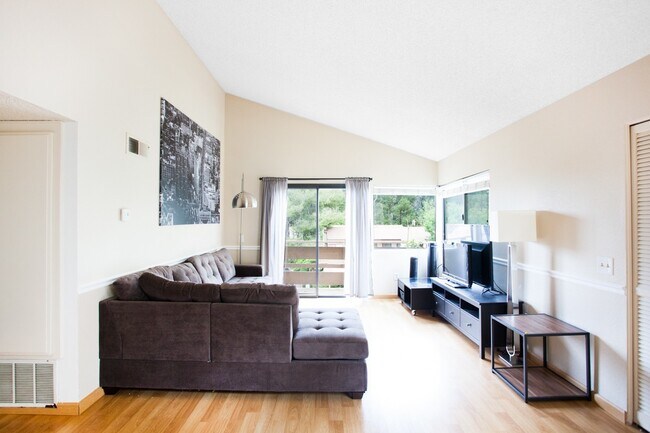 Building Photo - Furnished Condo in Desirable Community in ...