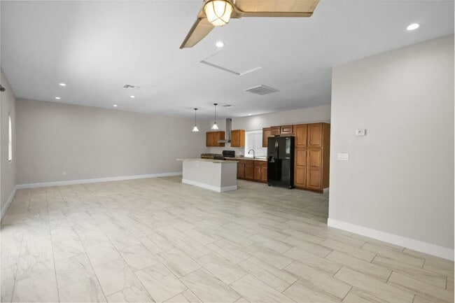 Building Photo - Great Location in Glendale