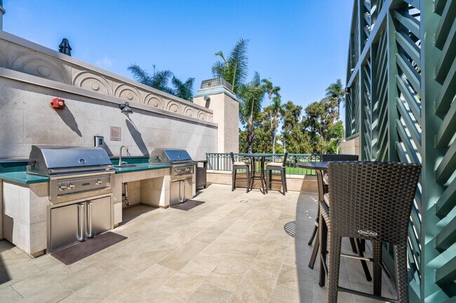 Building Photo - Gorgeous Park Laurel condominium