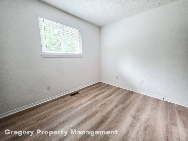 Building Photo - !! $3500 for 18 month lease !!  Private La...