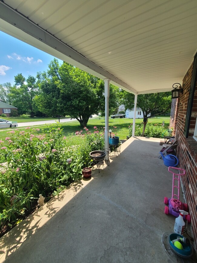 Building Photo - 2105 Hemlock Rd