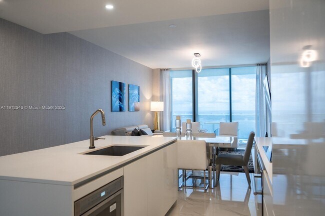 Building Photo - 700 NE 24th St