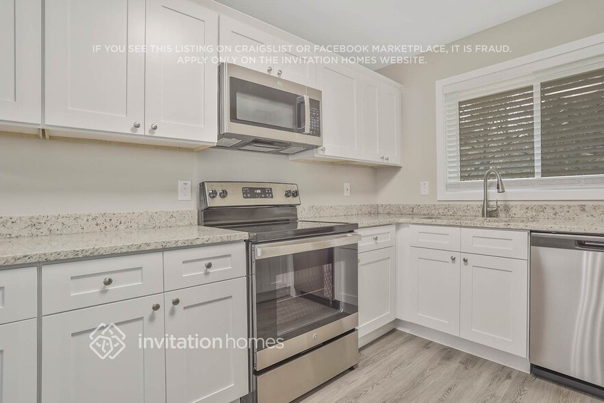 Building Photo - 327 Terrydale Dr SE