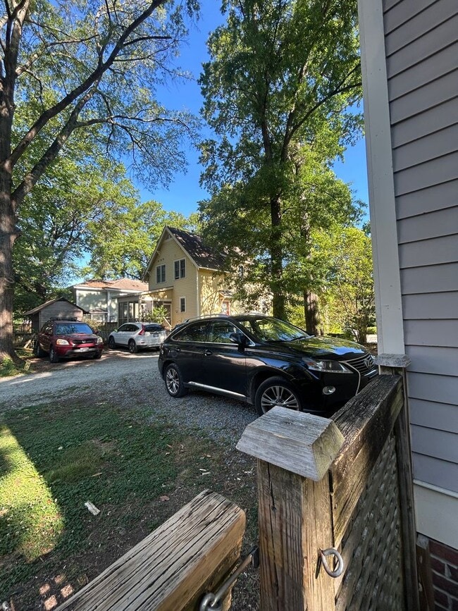 Building Photo - Beautiful 1 bed/1 bath near Duke utilities included and off street parking!