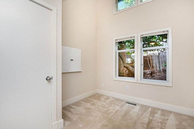 Building Photo - 3Bd/3Ba Seattle House