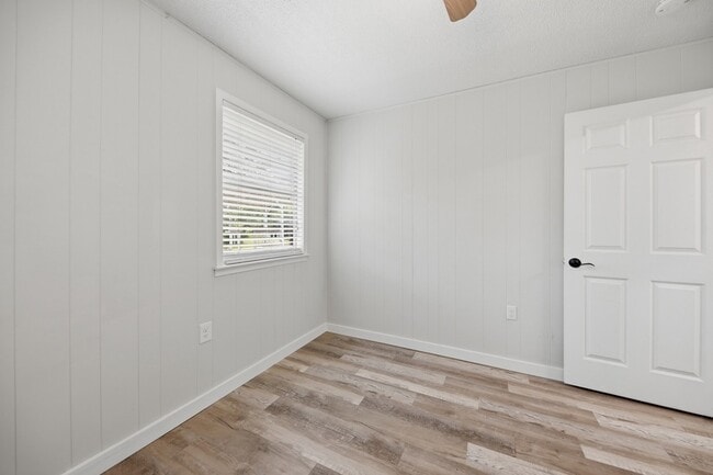 Building Photo - 9481 Lake Forest Cir