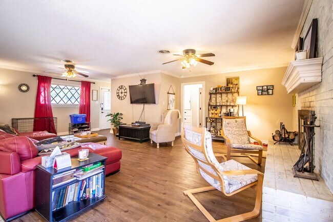 Building Photo - Great 3 bedroom 2 bathroom house in fantastic Location!