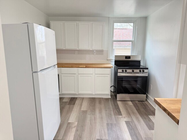 Building Photo - 1701 E Ganson St