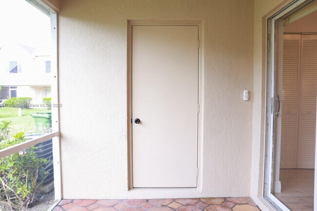 Building Photo - 16686 Hemingway Dr