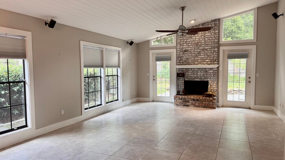 Building Photo - 241 Hummingbird Ln