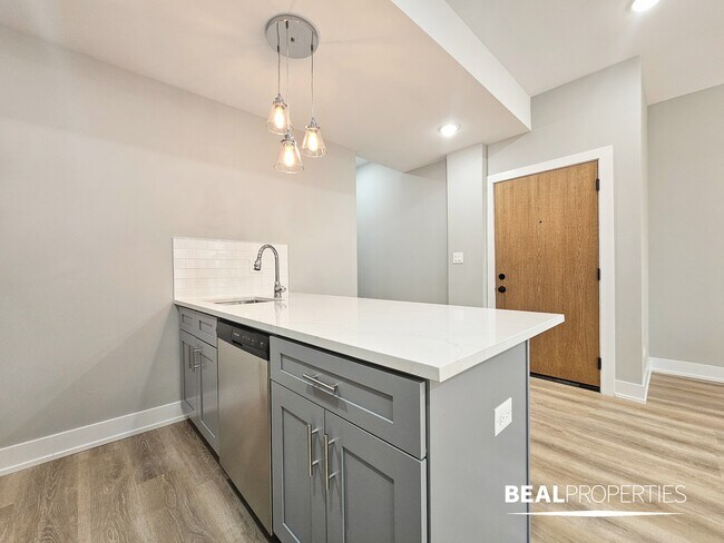 Building Photo - 438 W Belden Ave