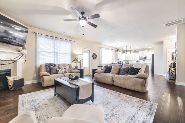 Building Photo - "Spacious 4-Bedroom Home with Granite Coun...