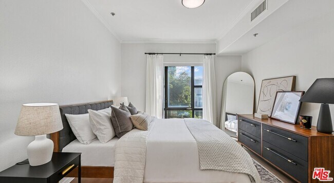 Building Photo - 290 N Hudson Ave