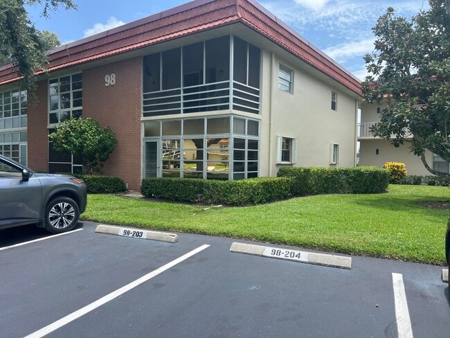 Building Photo - 98 Spring Lake Dr