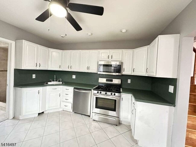 Building Photo - 136 Raritan Rd