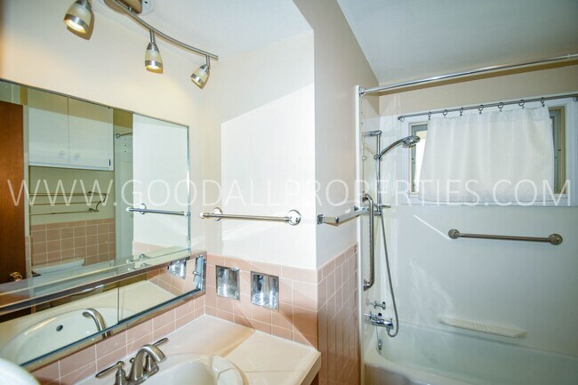 Building Photo - 2 Bedroom 1 Bath duplex home in Windsor Heights with Garage!!!