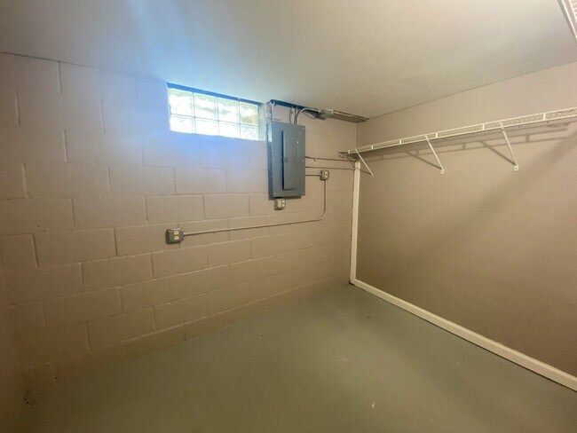 Building Photo - 2 Bedroom Single Family