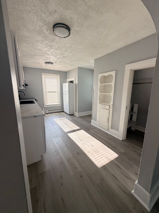 Building Photo - 2 bedroom available for a move right away!