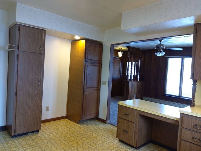 Building Photo - 213 Crystal Vly Dr