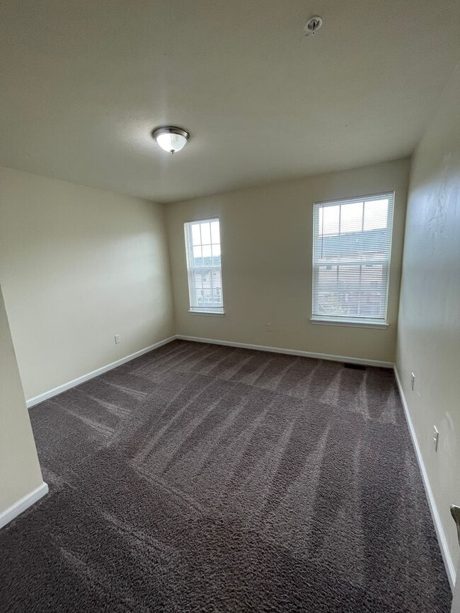 Building Photo - Gorgeous 3 BD/ 2.5 BA Townhouse Available ...