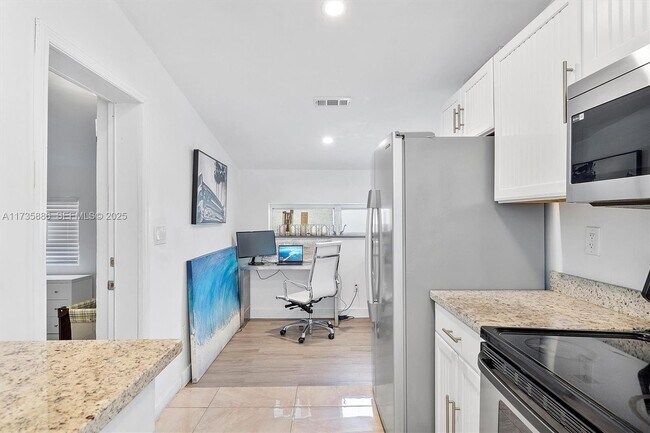 Building Photo - 2541 NE 195th St