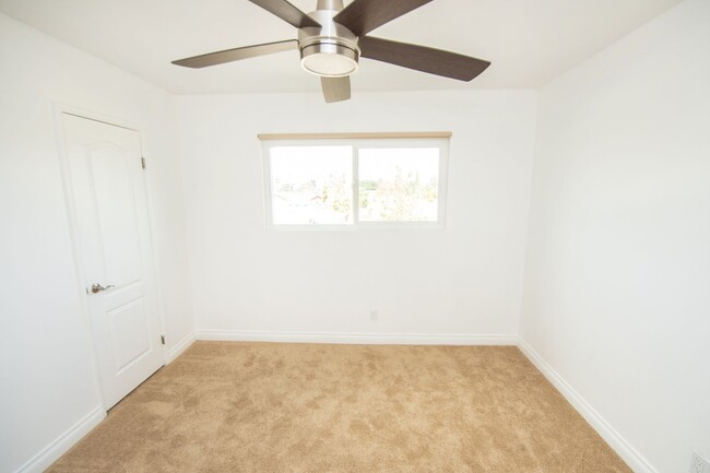 Building Photo - 2BR/1.5BA Condo! 2 parking spaces