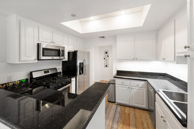 Kitchen - 1401 S Bentley Ave