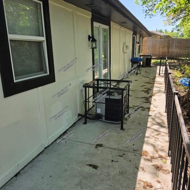 Building Photo - 408 NE Westwind Dr