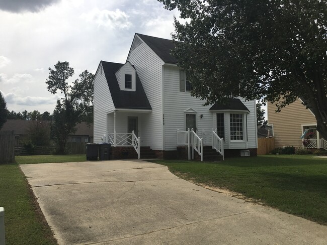 Building Photo - 3 Bedroom 2.5 Bath House with Large Yard a...