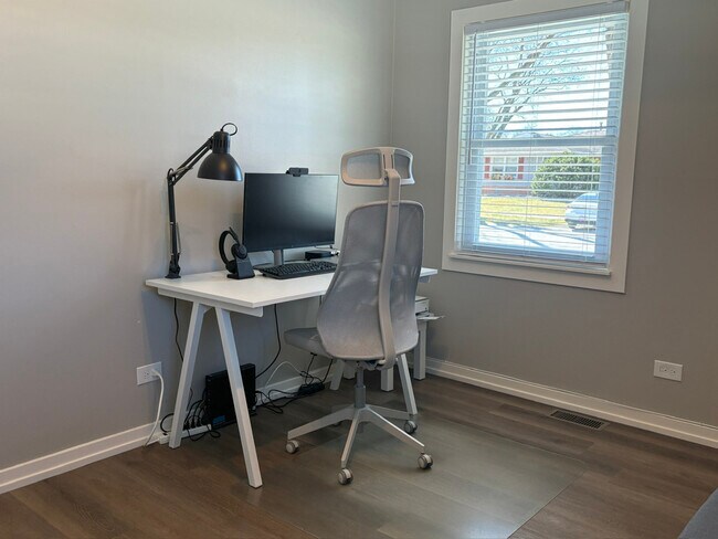 Building Photo - 935 Elmwood Ln