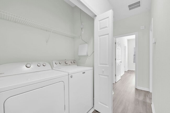 Building Photo - Bright and Spacious Townhome in Gate Community