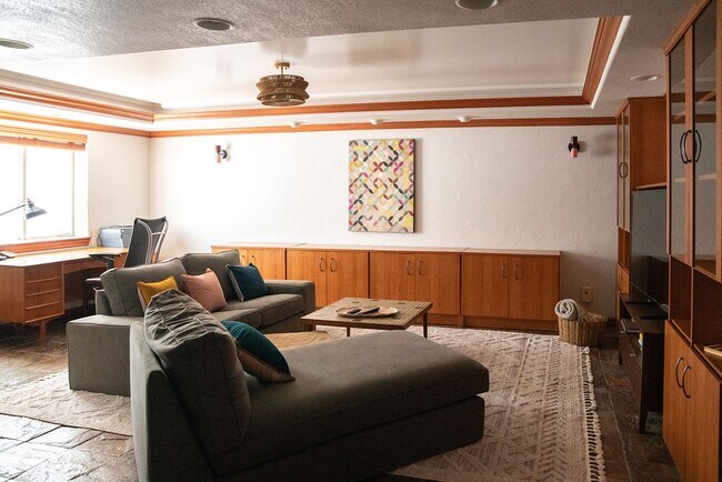 Building Photo - 2 BDR Gorgeous Updated Townhome with Huge Garden